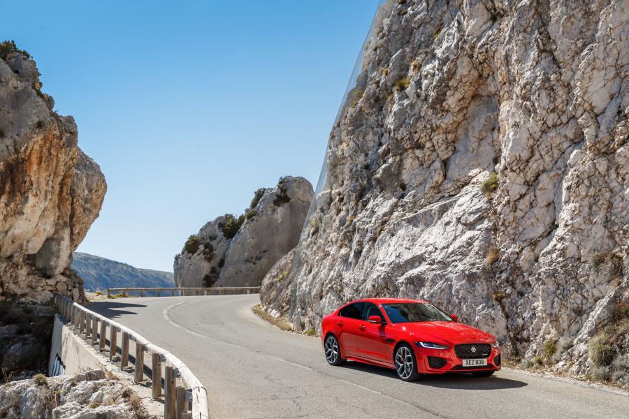  Jaguar XE P300 R-Dynamic 2019 года  (WW) (фото 39 из 51)